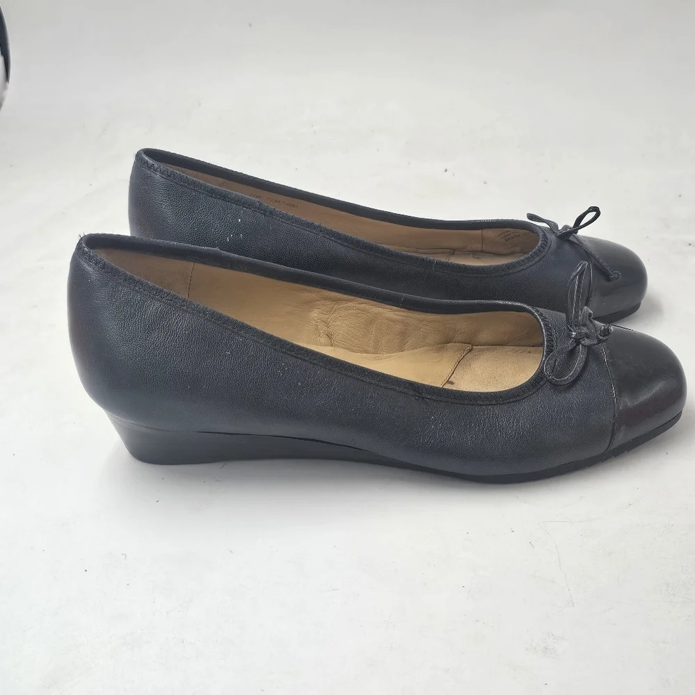 Trotters Lilly Navy Leather Cap Toe Wedge Heel Pumps Bow Womens 11W Size Comfort